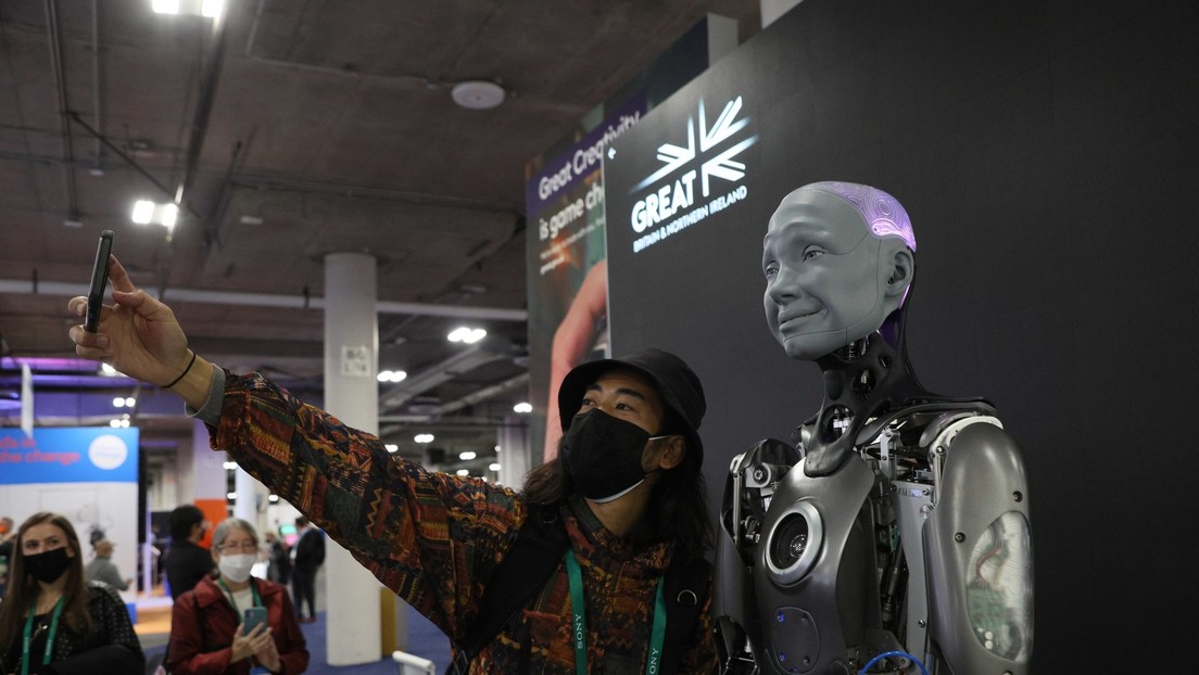 El robot humanoide hiperrealista Ameca interactúa con la gente durante una exposición de tecnología (VIDEOS)