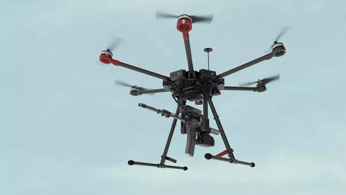 Israel presenta un dron armado con un rifle de asalto, capaz de neutralizar objetivos estáticos o en movimiento "en aire, mar y tierra" (VIDEO)