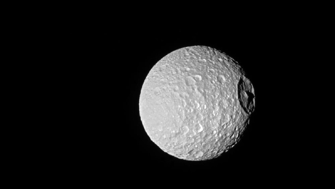 La luna Mimas de Saturno podría esconder un océano bajo una capa de hielo de hasta 31 kilómetros de espesor, sugiere un nuevo estudio
