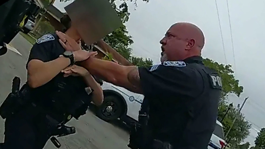 VIDEO: Un sargento de Policía de EE.UU. agarra del cuello a una oficial que lo alejó de un arrestado al que amenazó con gas pimienta