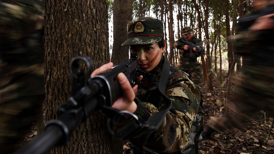 VIDEO: Entrenamientos a lo 'Misión: Imposible' de la unidad femenina de élite de Armas y Tácticas Especiales de China