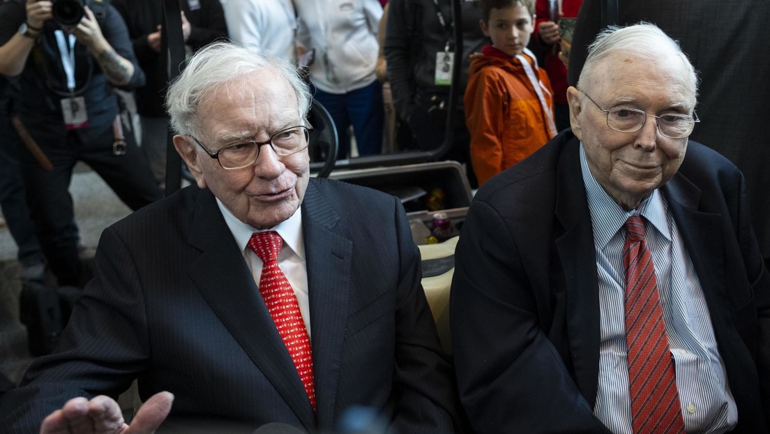 Inversionista explica por qué la mano derecha de Warren Buffett califica al bitcóin como "veneno para ratas"