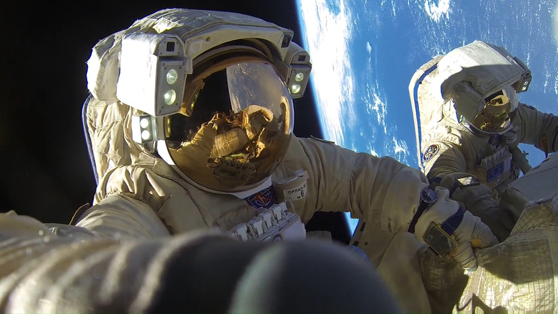 VIDEO: Cosmonautas rusos de la EEI realizan la primera caminata espacial del año