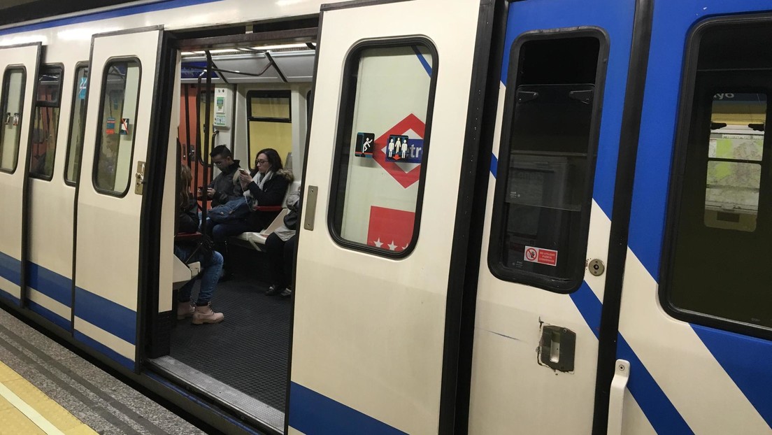 "¡Ojalá te mueras!": Un pasajero que se negaba a llevar mascarilla desata una tensa discusión en el metro de Madrid (VIDEO)