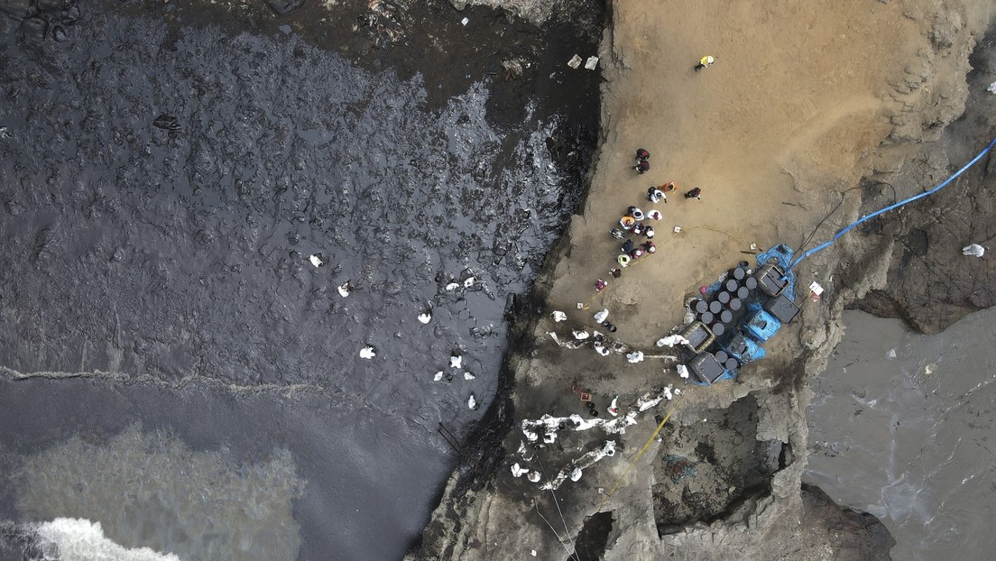 Perú declara "emergencia ambiental" en la zona costera afectada por derrame de petróleo