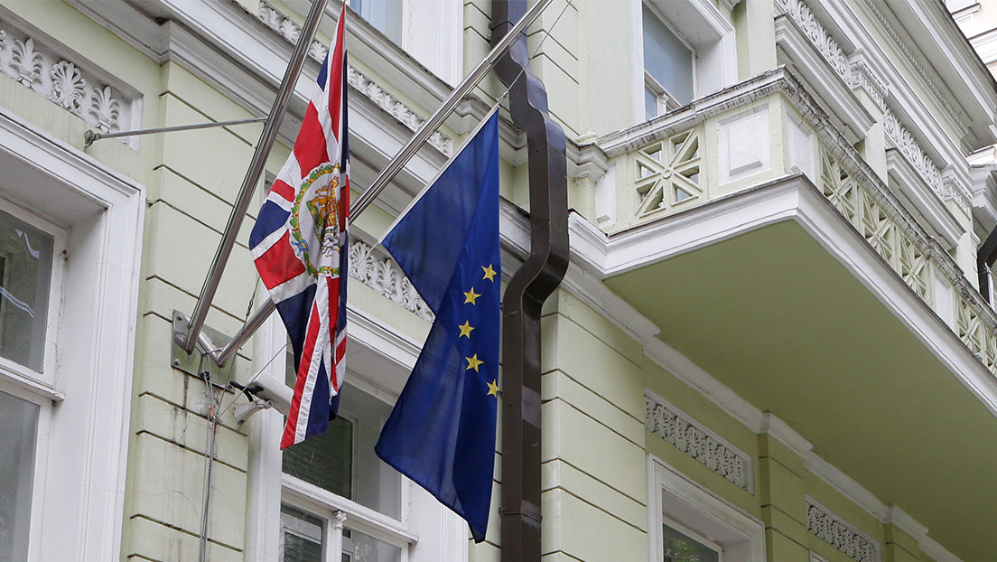 El Reino Unido retira a parte de los funcionarios de su Embajada y sus familiares de Kiev