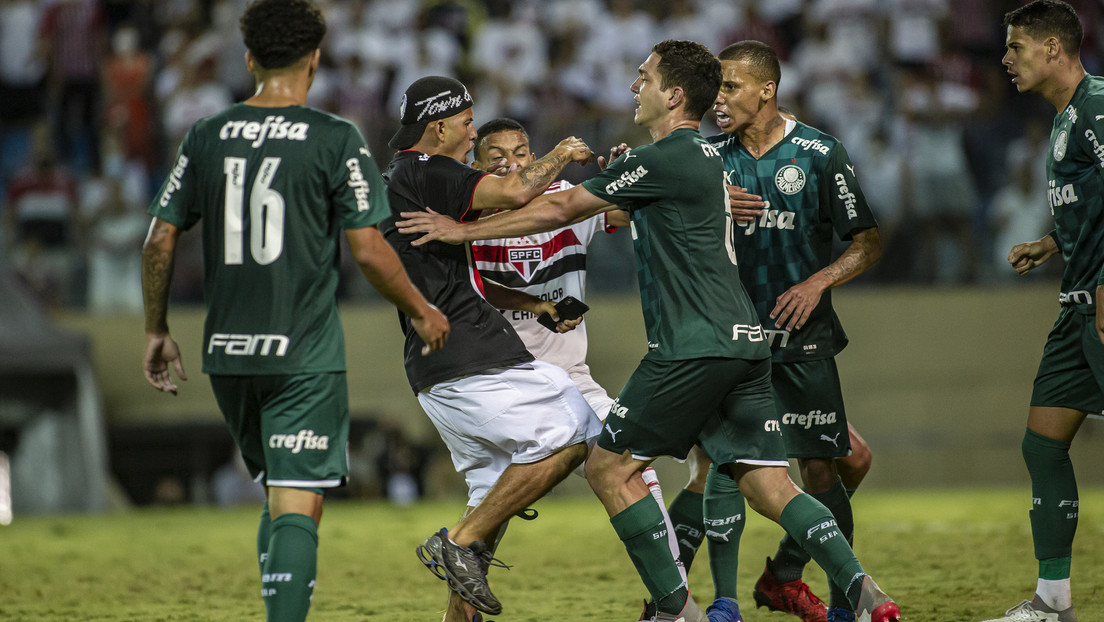 Un hincha invade la cancha para agredir a un futbolista del equipo rival en Brasil y encuentran un cuchillo en el césped (VIDEO)