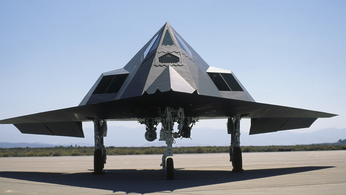 FOTOS: Captan aviones de combate F-117 de EE.UU. luciendo un revestimiento similar a un espejo