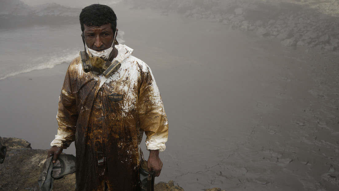 Alertan en Perú sobre los riesgos a los que se exponen los trabajadores y voluntarios que limpian las playas afectadas por el derrame