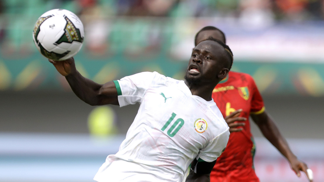 El delantero senegalés Sadio Mané pierde el conocimiento al chocar con un rival y anota un soberbio gol en la siguiente jugada  (VIDEO)