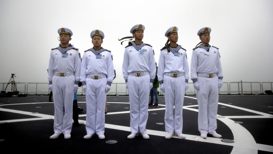 VIDEO: La tripulación de un portaviones chino forma con sus cuerpos la frase 'Mirando juntos hacia el futuro' en homenaje a los JJ.OO.