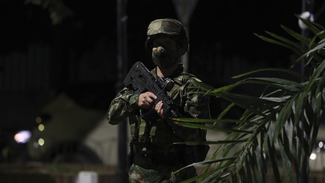 Un militar asesinado y más de 20 heridos en tres ataques a bases del Ejército en Colombia