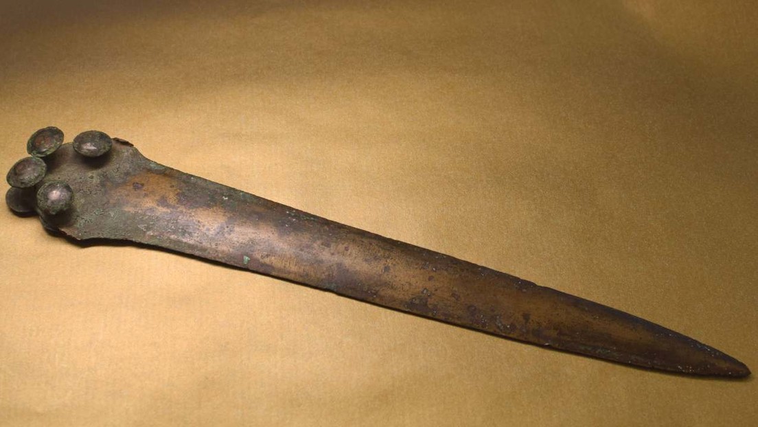 Encuentran en el lecho de un río en Eslovaquia una daga de bronce de más de 3.200 años