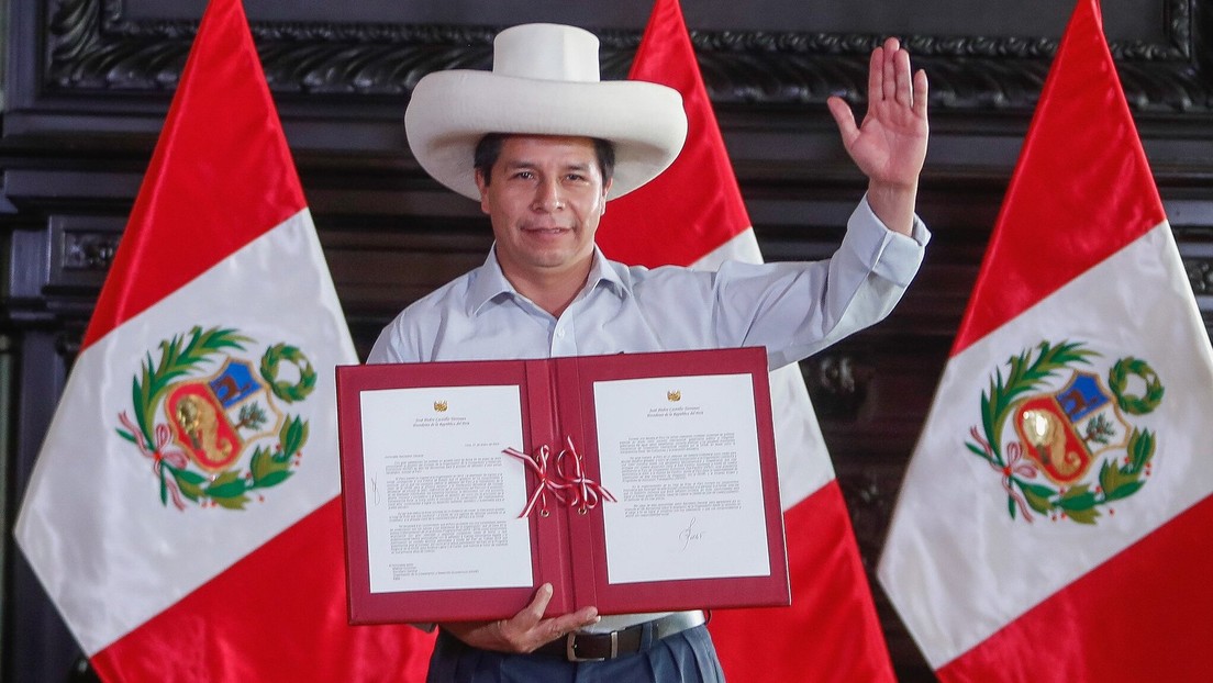 Pedro Castillo firma la carta de aceptación de Perú para iniciar su adhesión como miembro pleno de la OCDE