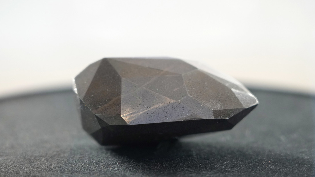 Subastan 'El Enigma', un diamante negro de 555,55 quilates al que los científicos atribuyen un posible origen interestelar