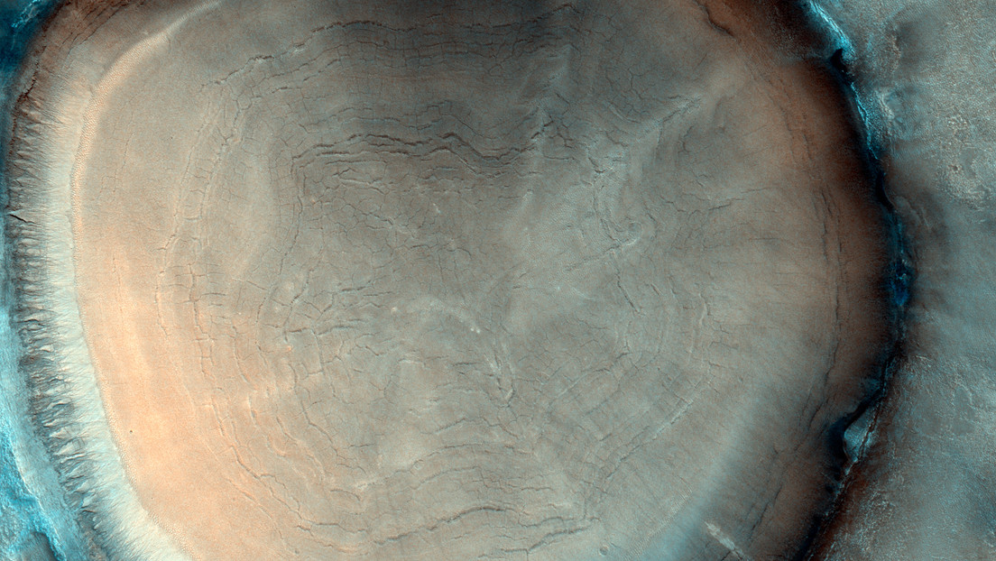 Captan el interior de un cráter en Marte con un extraño parecido al tocón de un árbol (FOTO)
