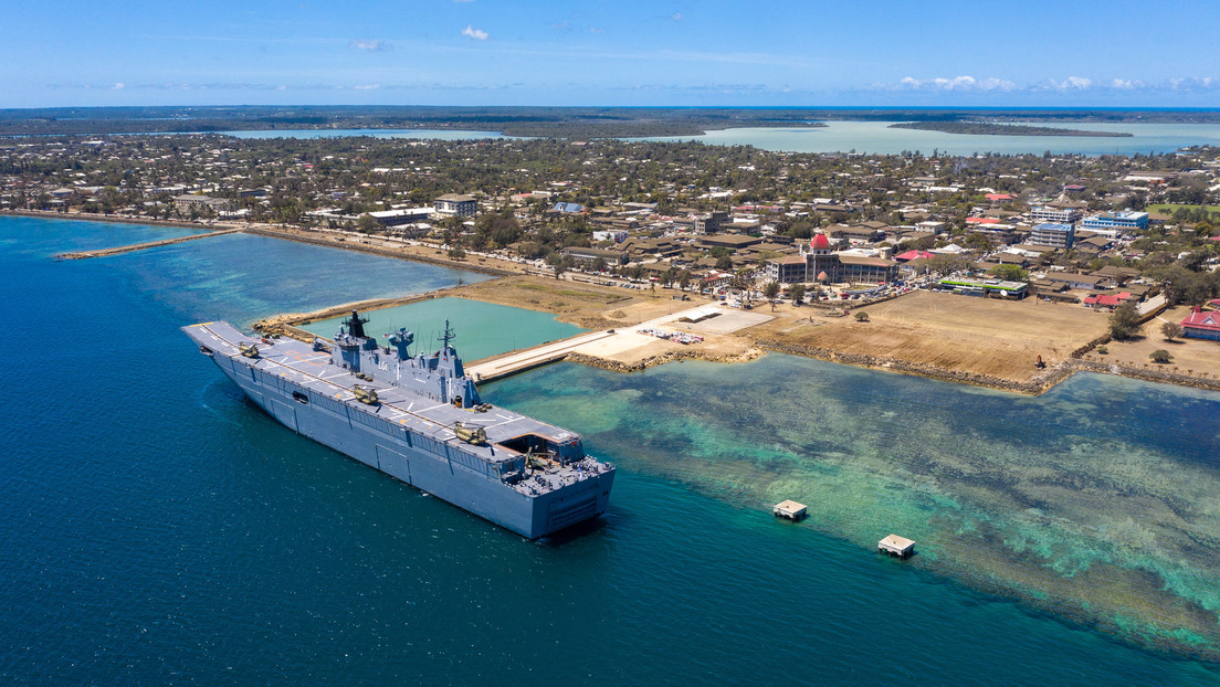 El buque de guerra más grande de Australia se queda parado tras sufrir un fallo de electricidad