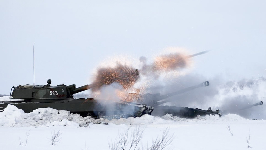 VIDEO: La Infantería de Marina rusa muestra la potencia de fuego de su artillería en unos simulacros en el Ártico
