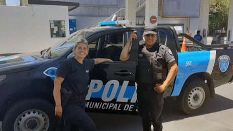 VIDEO: Dos policías argentinos salvan con una angustiosa maniobra RCP a una niña que se estaba ahogando en plena calle