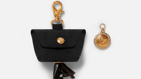 Versace vende por cientos de dólares una cartera para bolsas de basura para recolectar heces de mascotas