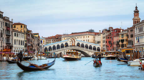 Multan y expulsan de Venecia a una turista por nadar en toples cerca de un monumento histórico