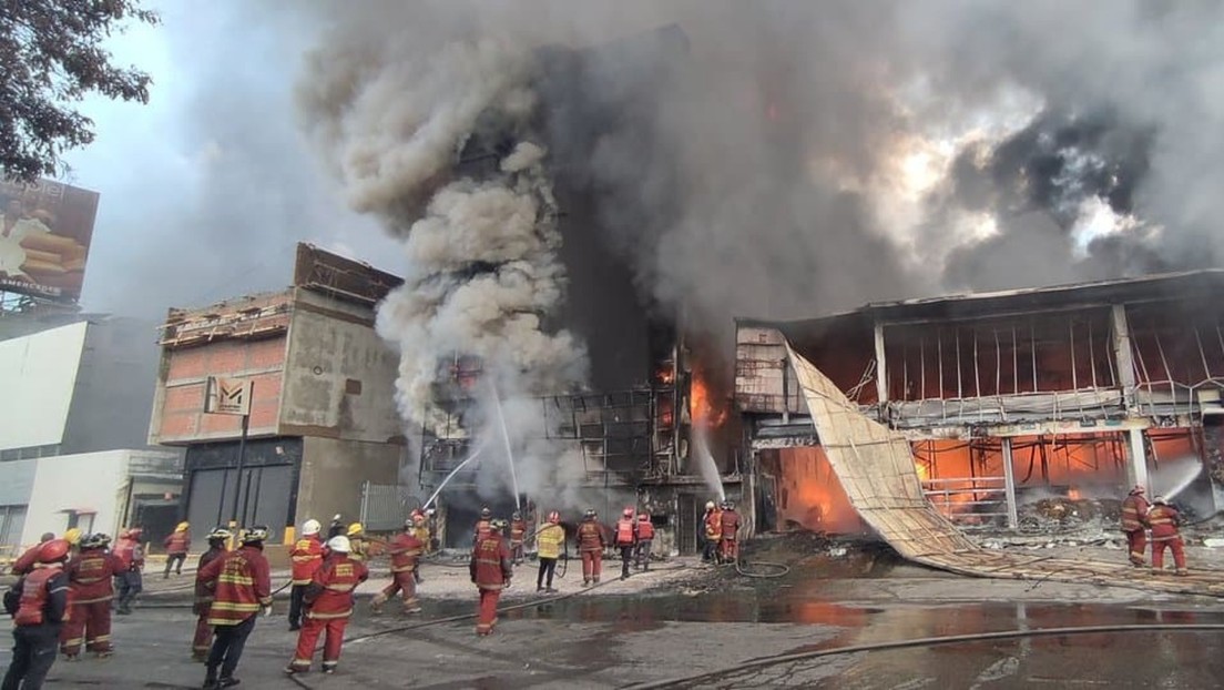 Un voraz incendio en un lujoso supermercado de Caracas causa estragos en una zona residencial