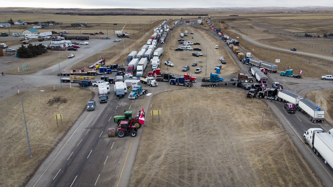 VIDEO: Camioneros canadienses bloquean la frontera con EE.UU. en protesta contra las medidas anticovid