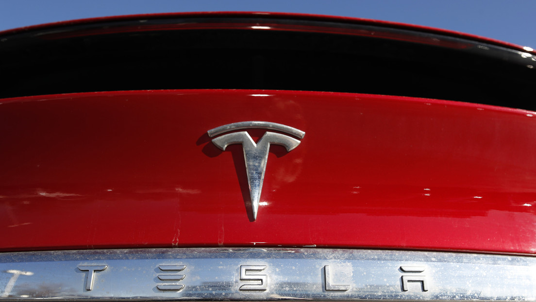 Tesla lanza un alerta de retiro para casi 54.000 vehículos por presentar riesgos de no detenerse ante señales de alto