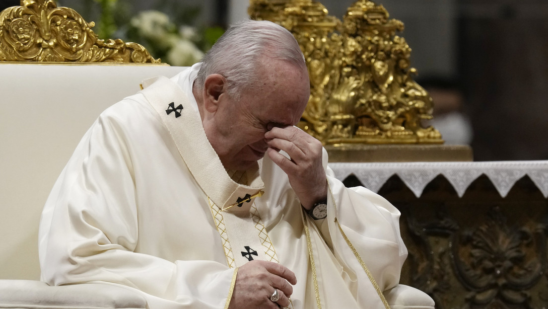 "Dios lo rechaza, padre. Usted no es rey": Un hombre interrumpe al papa Francisco durante su intervención semanal en el Vaticano