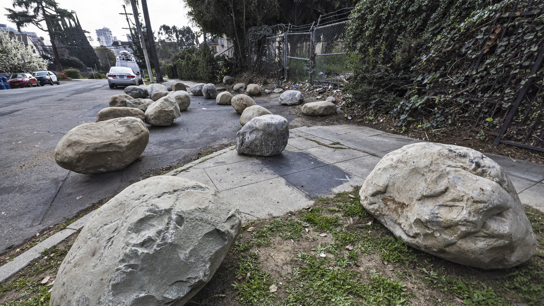 FOTO: Aparecen grandes rocas en una zona de Los Ángeles donde suelen acampar personas sin techo