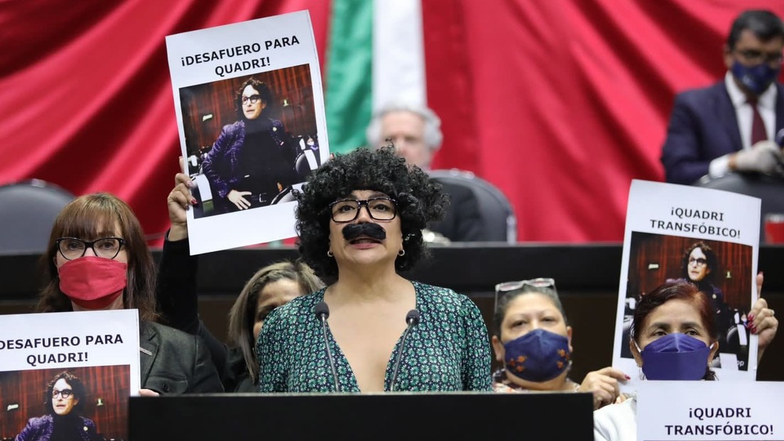 Una diputada de México se disfraza de un legislador transfóbico para exigir su desafuero