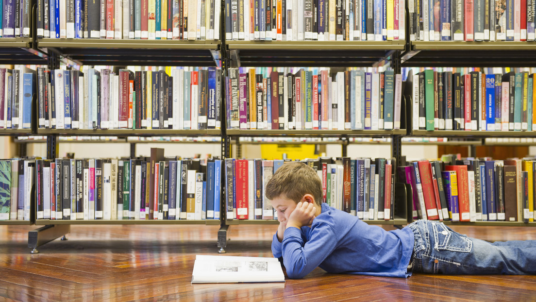 Un niño de 8 años escribe un libro de aventuras, lo cuela en una biblioteca y se convierte en un éxito