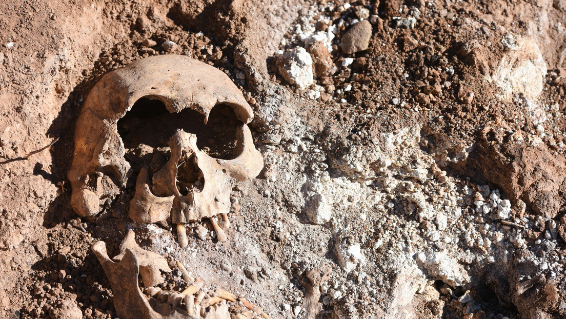 Arqueólogos descubren al menos 40 esqueletos decapitados en un enorme cementerio romano en el Reino Unido