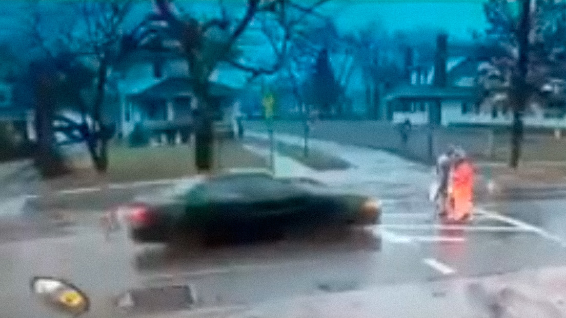 "¡Esto es lo que hacen los héroes!": Una policía evita el atropello de un niño y acaba embestida por el auto (VIDEO)