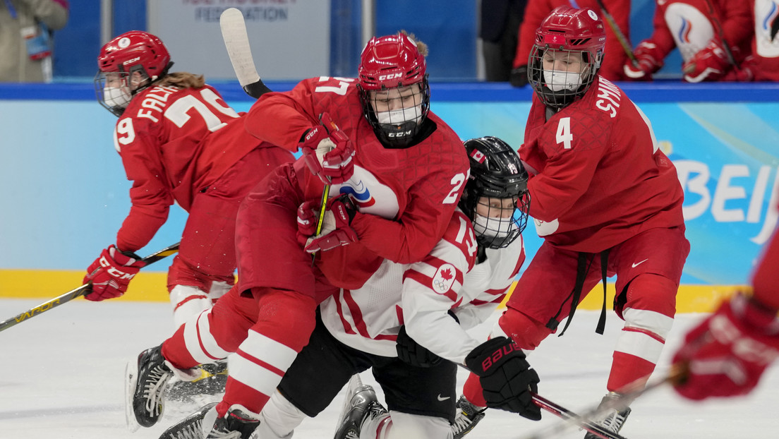 Los equipos de hockey del COR y Canadá disputan el partido de los JJ.OO. de Pekín con mascarillas tras la negativa de las canadienses de salir a pista