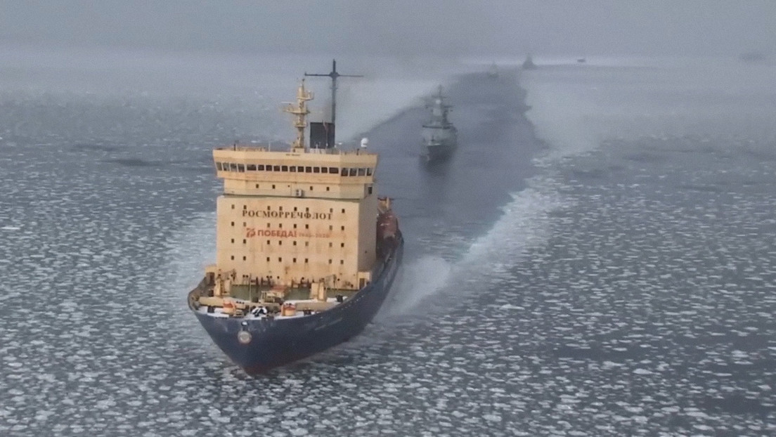 VIDEO: Más de 20 buques de guerra rusos atraviesan "campos de hielo" en el Pacífico