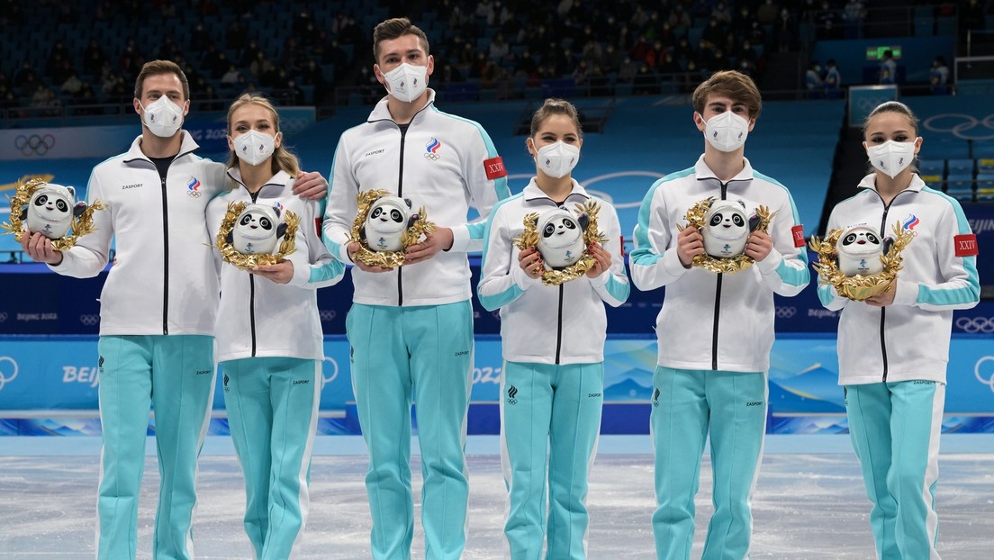 El equipo del COR de patinaje artístico gana la medalla de oro en la prueba por equipos en los JJ.OO. de Invierno de Pekín