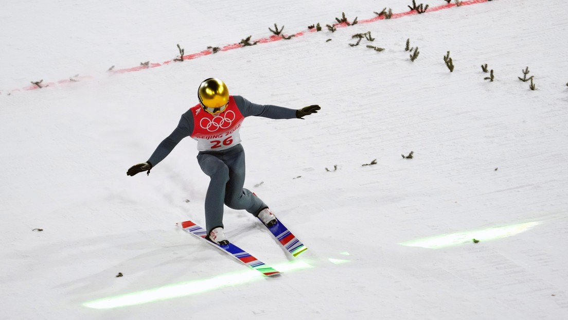 Equipo de esquiadores rusos consigue para su país la primera medalla en salto de esquí en 54 años en los JJ.OO. de Pekín
