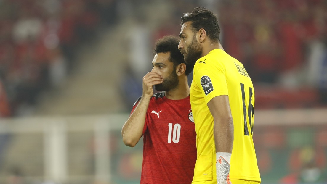 El portero de Egipto transformó una botella en un ingenioso método para atajar los penales en la final de la Copa Africana de Naciones