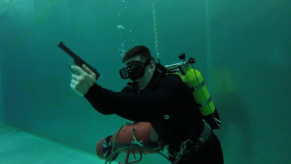 VIDEO: Buzos militares rusos practican técnicas de combate subacuático