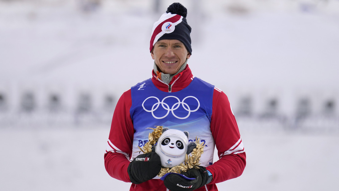El esquiador ruso Alexánder Bolshunov gana la medalla de plata en esquí de fondo en los JJ.OO. de Pekín 2022