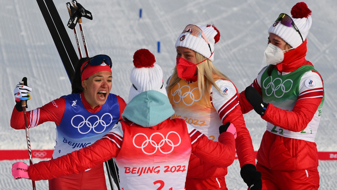 Las esquiadoras rusas ganan los relevos 4 x 5 km en los JJ.OO. de Pekín 2022 y obtienen la tercera medalla de oro para el COR
