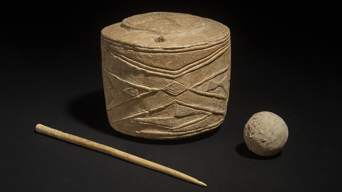 Tambor de tiza de 5.000 años, considerado "la pieza de arte prehistórico más importante" hallada en los últimos 100 años en el Reino Unido