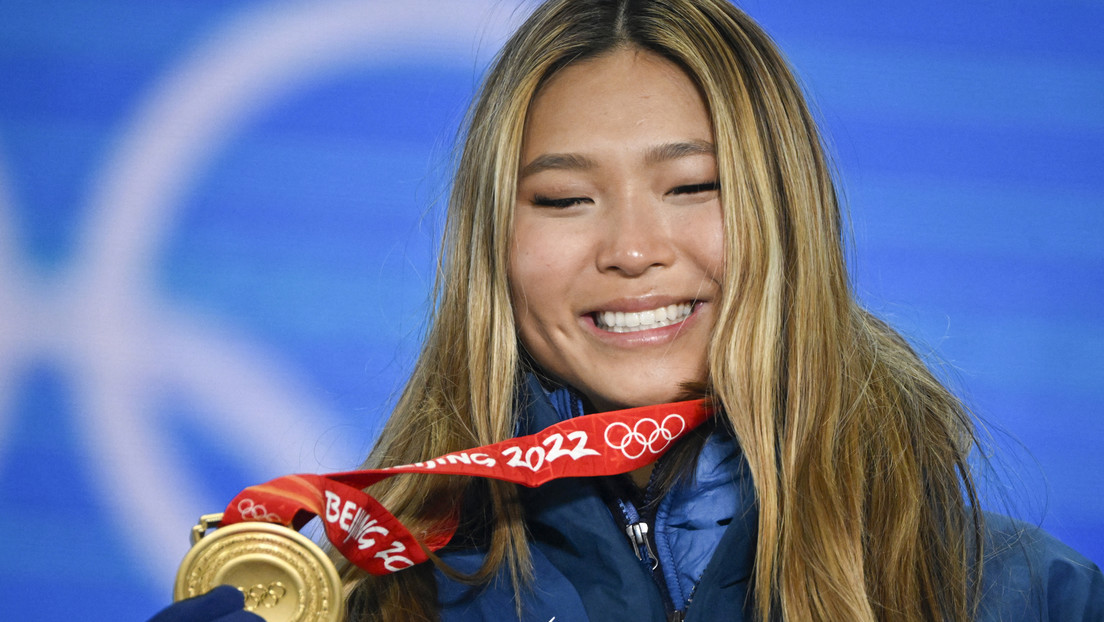 "Estoy muerta de hambre": la snowbordista estadounidense Chloe Kim pide un bocadillo a los periodistas luego de ganar una medalla de oro