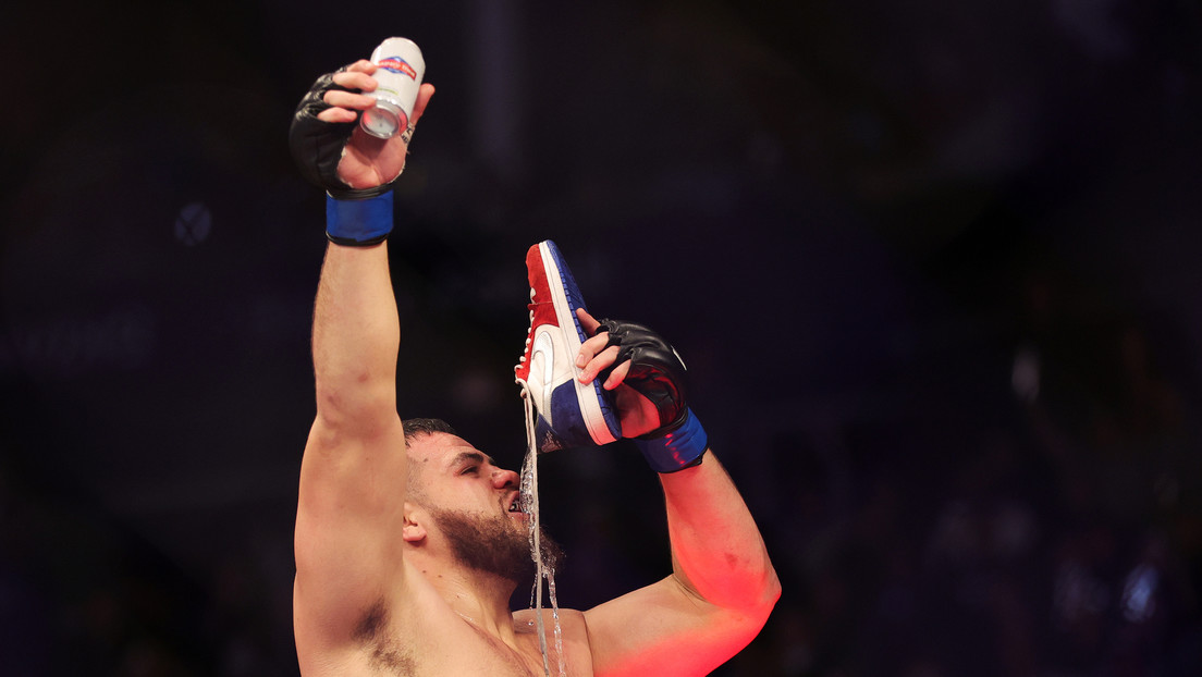 VIDEO: El peso pesado Tai Tuivasa bebe cerveza de los zapatos de varios fanáticos para celebrar su triunfo en la UFC