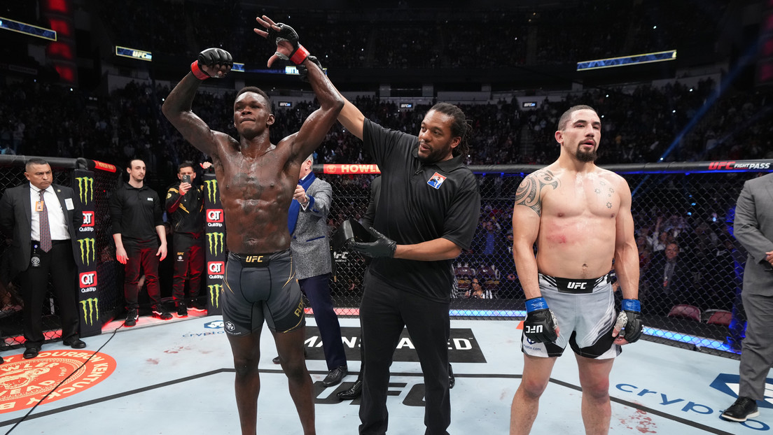 Israel Adesanya retiene el campeonato de peso medio de la UFC con una polémica decisión unánime abucheada por el público