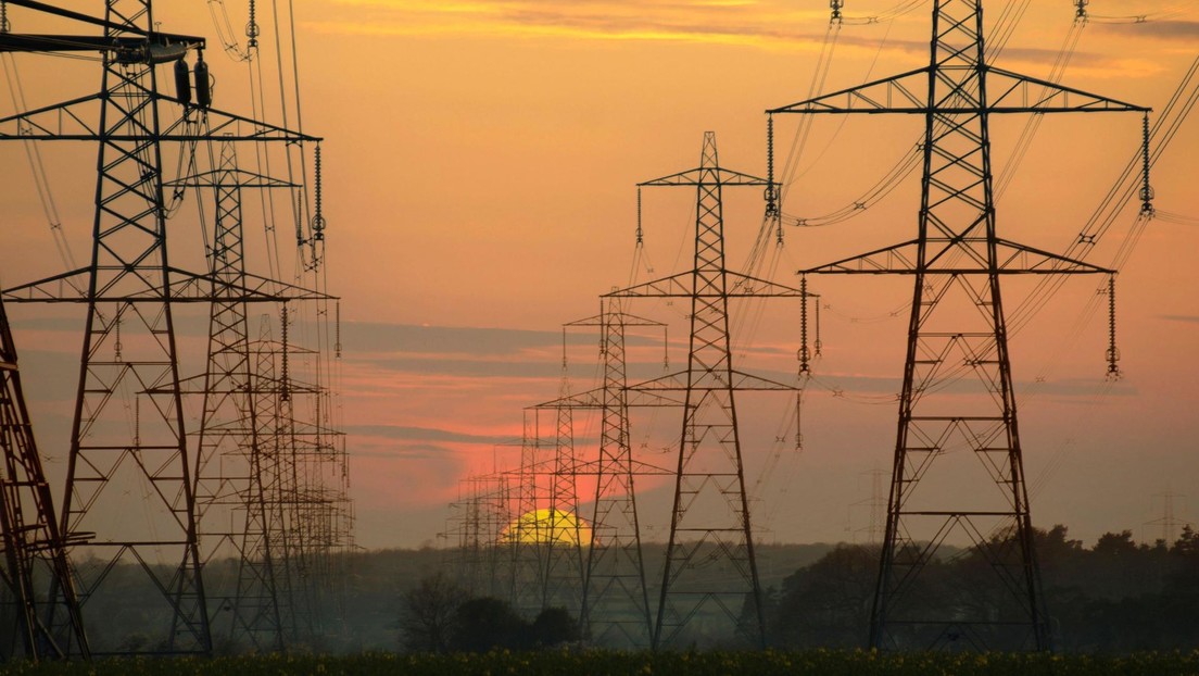 Compañía eléctrica envía por error compensaciones de billones de dólares a clientes que se quedaron sin electricidad por varios días en el Reino Unido
