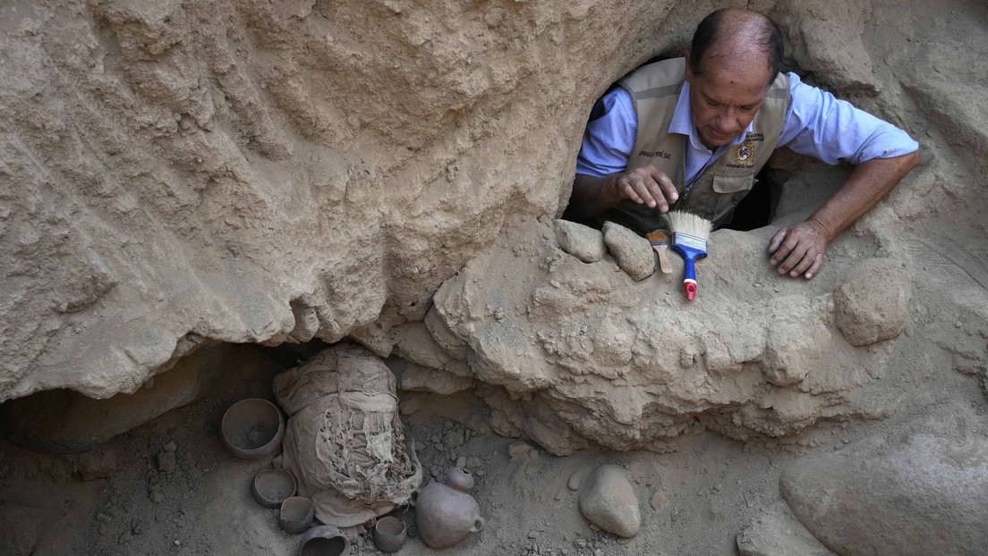 Encuentran los restos de varios niños junto a una momia "cubierta con soguillas" en Perú