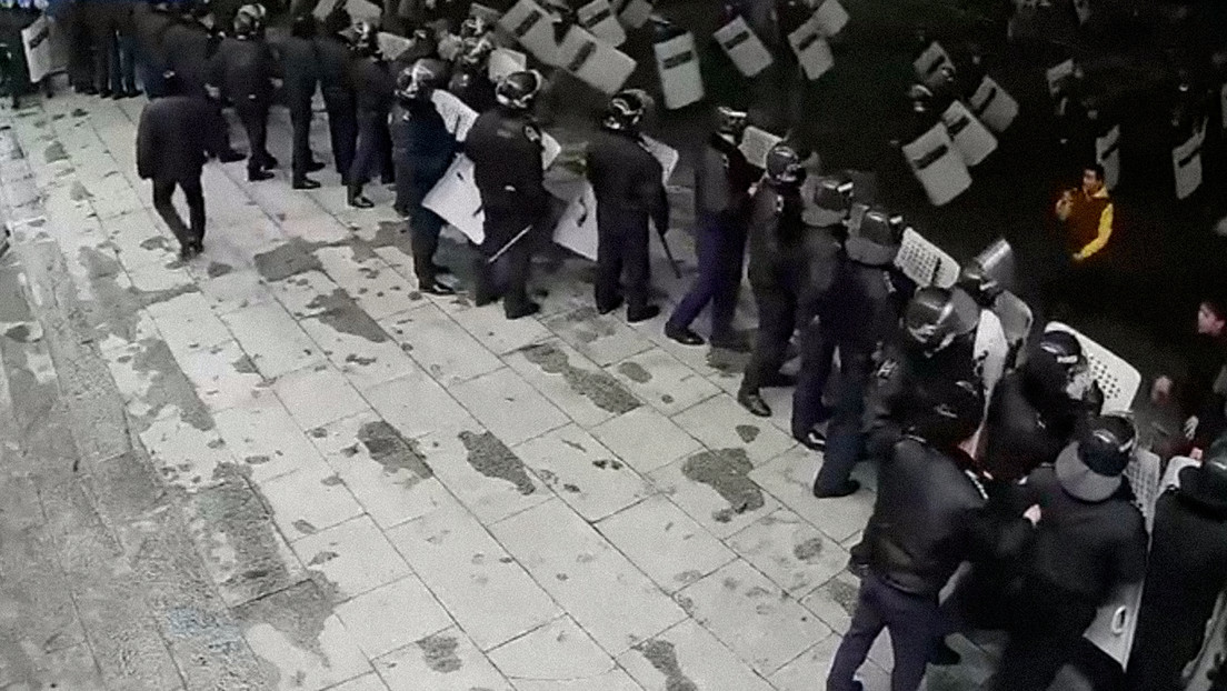 Difunden nuevas imágenes del ataque de manifestantes a policías frente a la sede del Gobierno de Almatý, durante los disturbios en Kazajistán