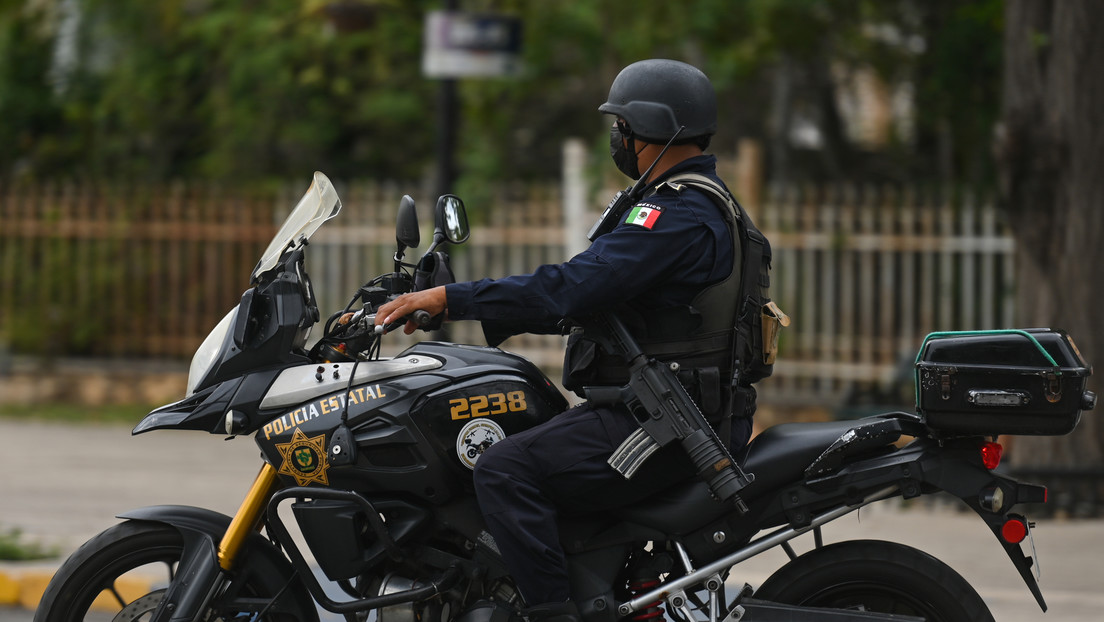 "¡Me está lastimando!": Tres policías someten con violencia a una mujer de 62 años durante la clausura de un local en México (VIDEO)